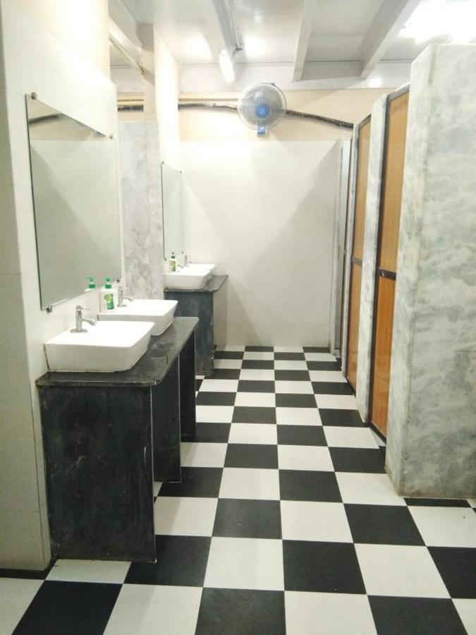 Abuzz Sewri Hostel Mumbai Bagian luar foto